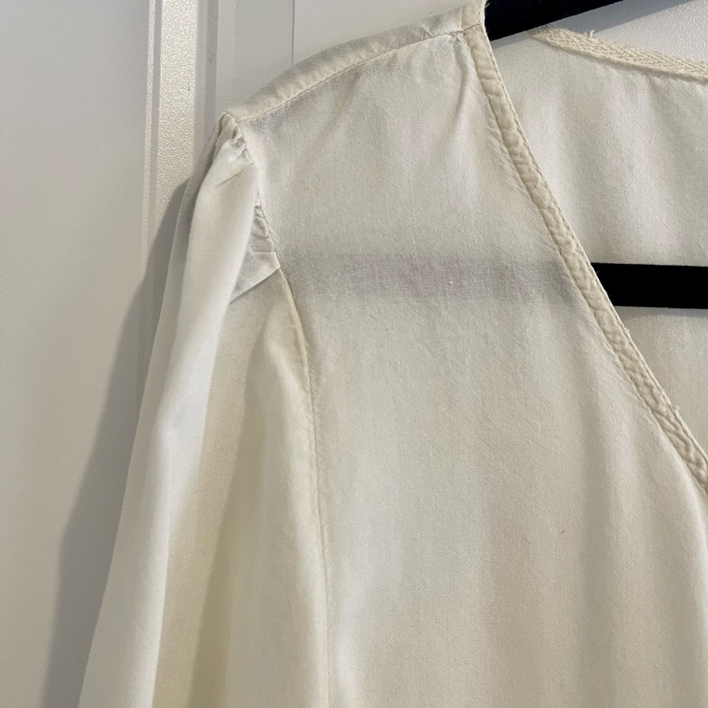🍀 Elegant White Blouse with Lace Details 🍀 - Picture 8 of 11